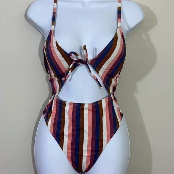 Xhilaration sz med swim suit in a stripe From the front it looks like a 2 piece - Picture 1 of 12